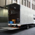 車などに「載せる」「積み込む」って英語で言うと?