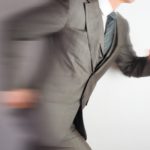 「慌てて~する」「急いで~する」って英語で言うと?