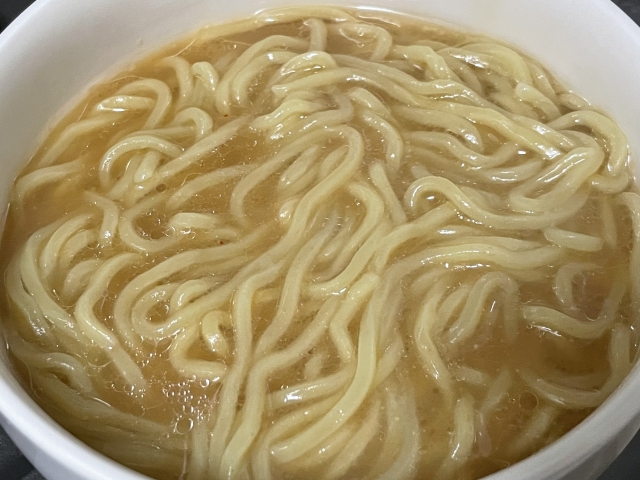 「麺が伸びる」って英語で言うと？