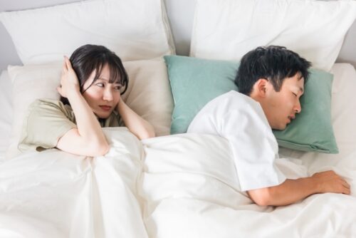 「寝言を言う」って英語で言うと？